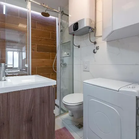 Modern Lucic Apartman *